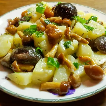 Салат из картофеля и бочковых грибов