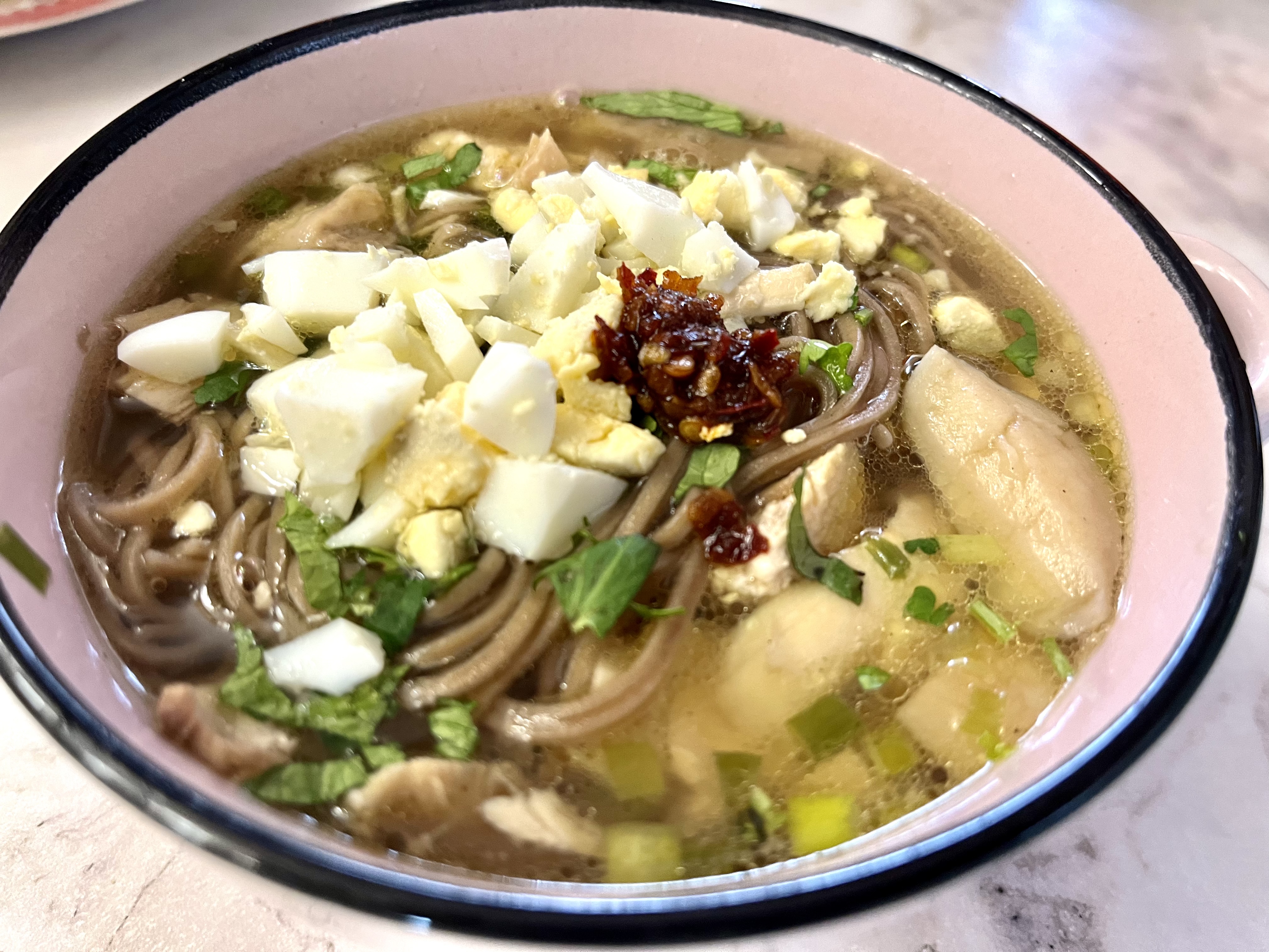 Куриный суп  с белыми грибами и гречневой соба со вкусом Азии 