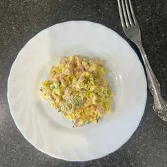 Салат с ветчиной и маринованными грибами