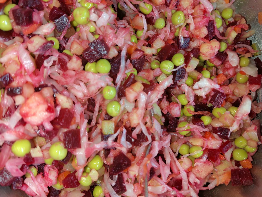 Винегрет с зеленым горошком и квашеной капустой - пошаговый рецепт с фото