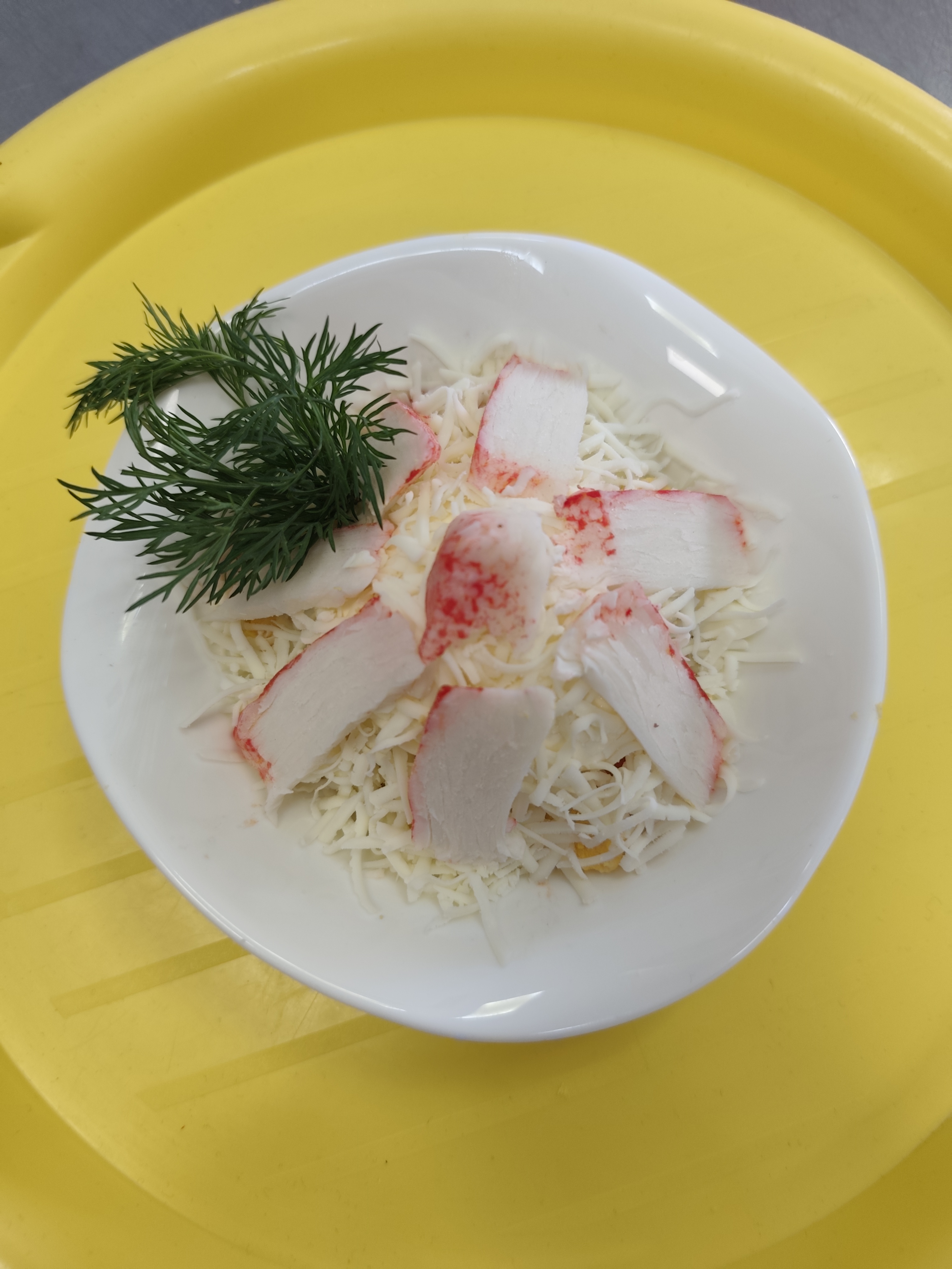 Салат крабовый с помидором