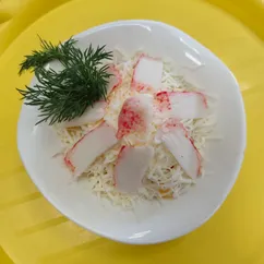 Салат крабовый с помидором