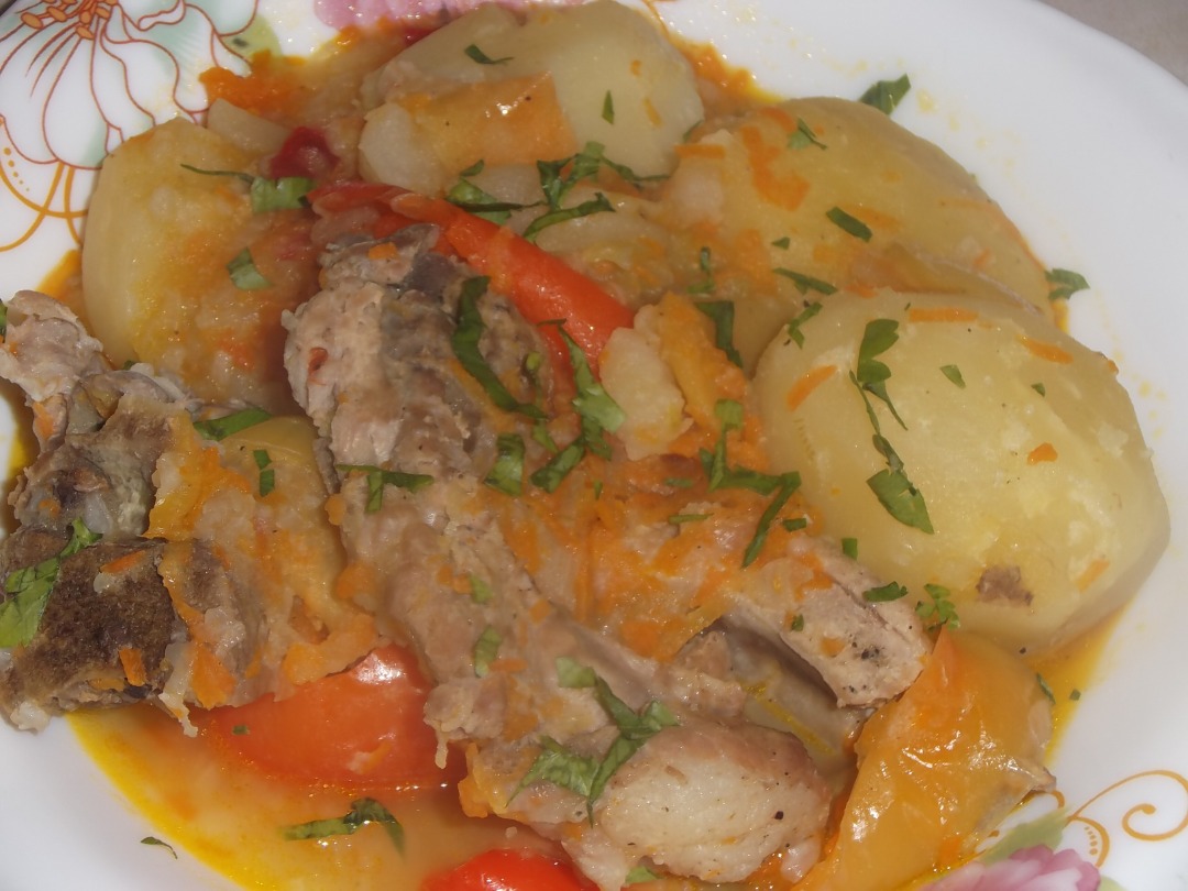 Картофель со свиными ребрами и болгарским перцем