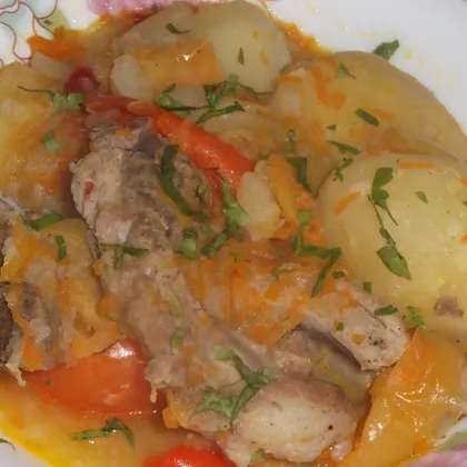 Картофель со свиными ребрами и болгарским перцем