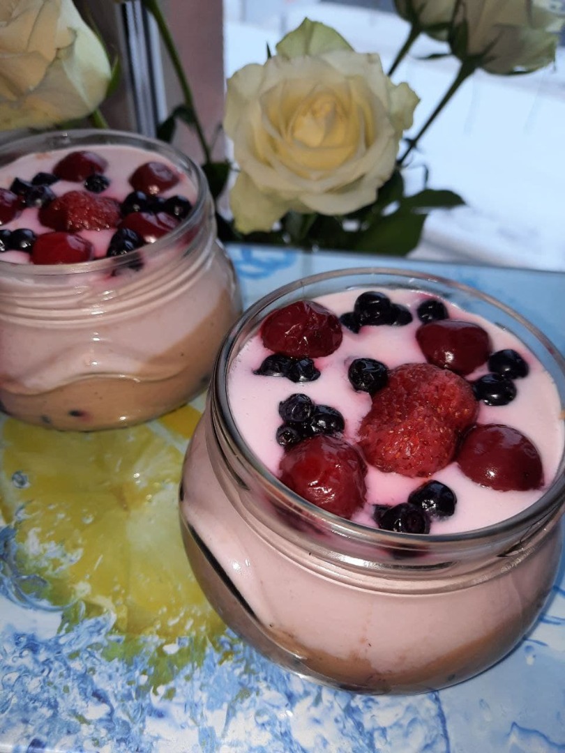 Замороженный йогурт с ягодами и орехами