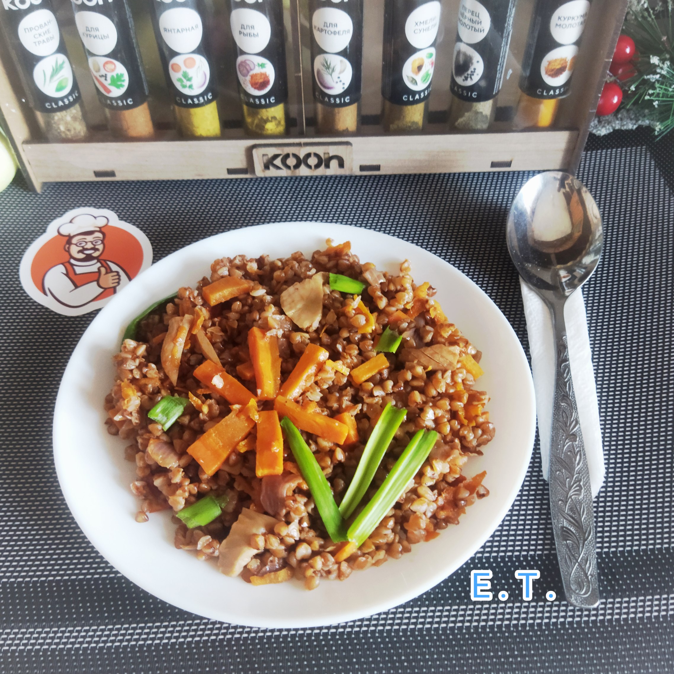 Гречка с овощами в сковороде