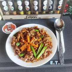 Гречка с овощами в сковороде