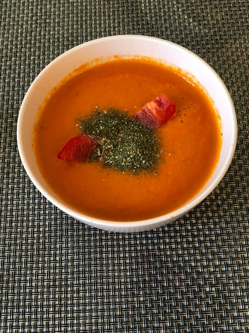 Фасолевый суп с колбасой и томатной пастой