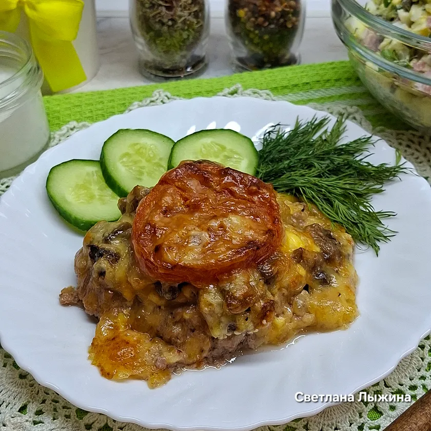 Мясо по-французски из фарша с грибами и помидорами