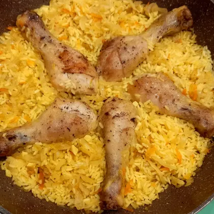 Квашеная капуста с курицей и рисом на сковороде