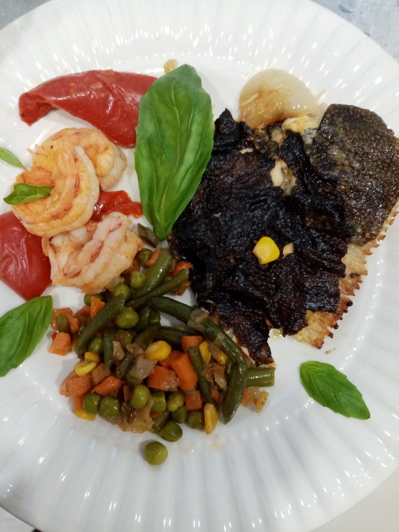 Камбала с креветками и овощами