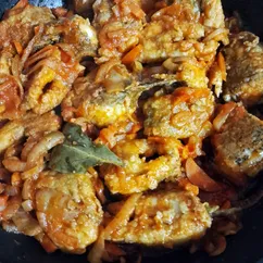 Щука с овощами в томатной заливке