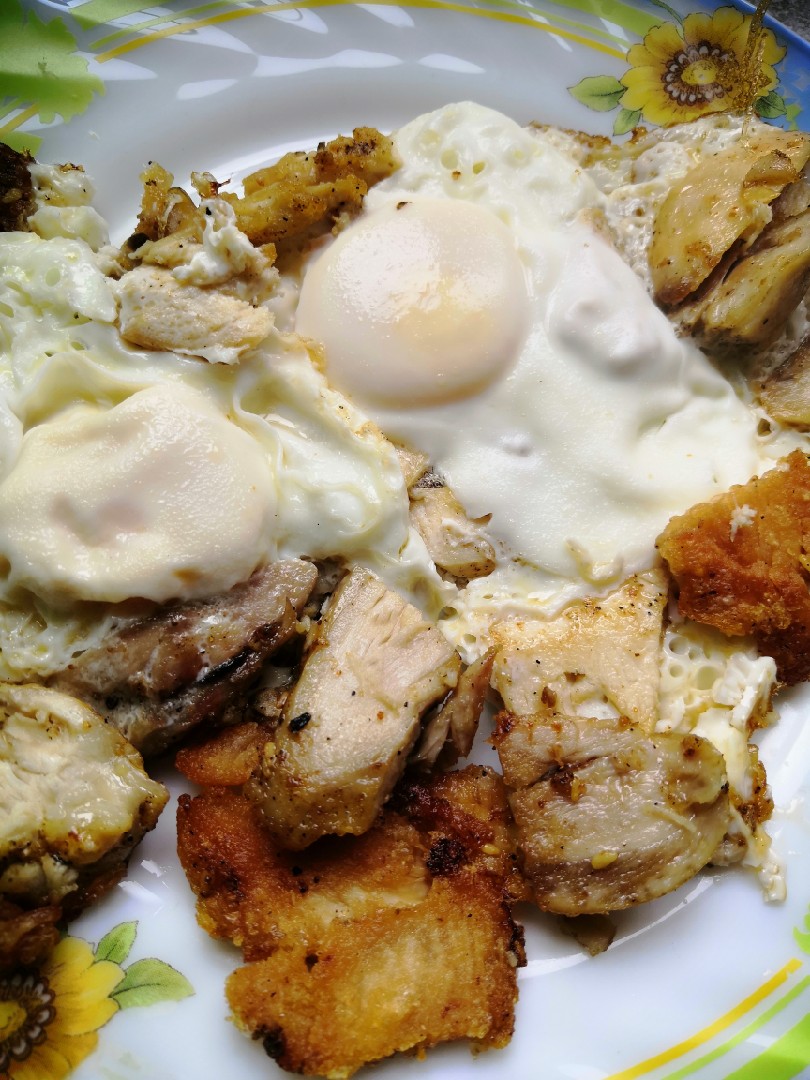 Яичница с куриной грудкой