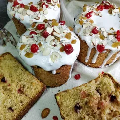 Творожный кулич с изюмом, миндалём и вишней