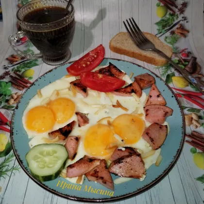 Яичница с колбасой на завтрак 