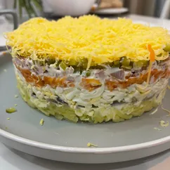 Слоеный салат с копченой курицей