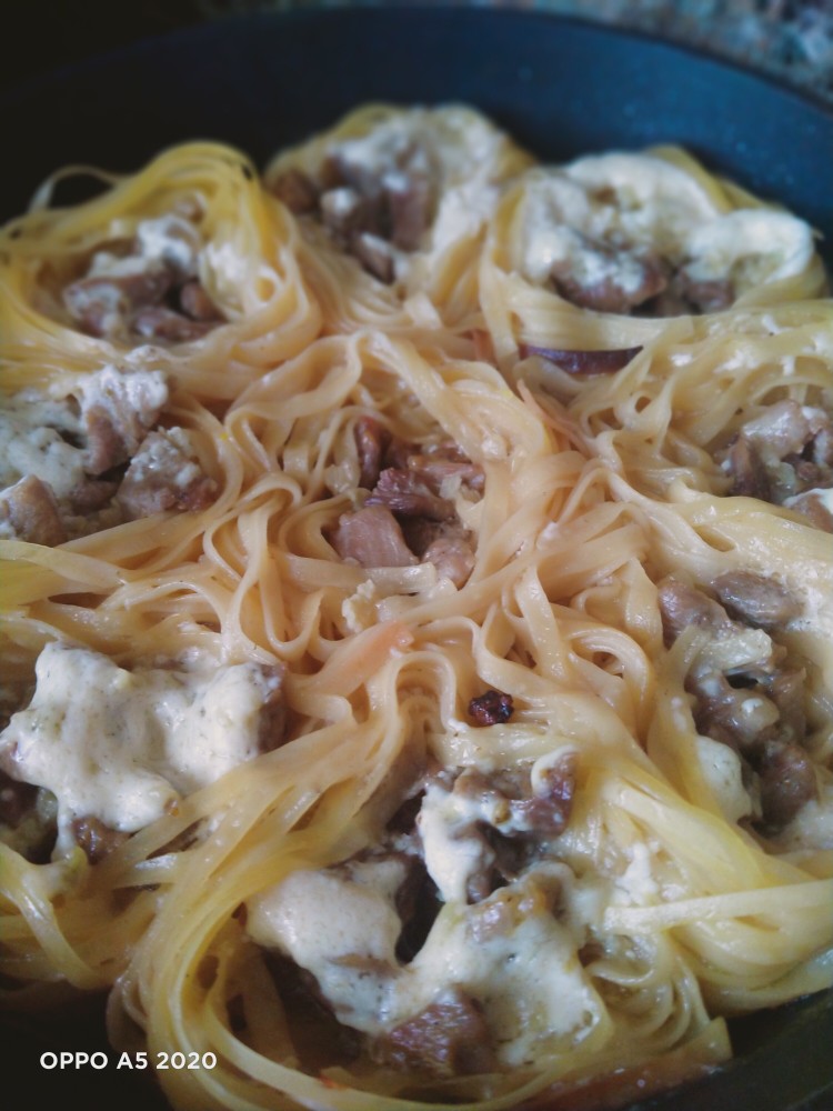 Гнезда из макарон с фаршем в сметанном соусе — рецепт с фото пошагово