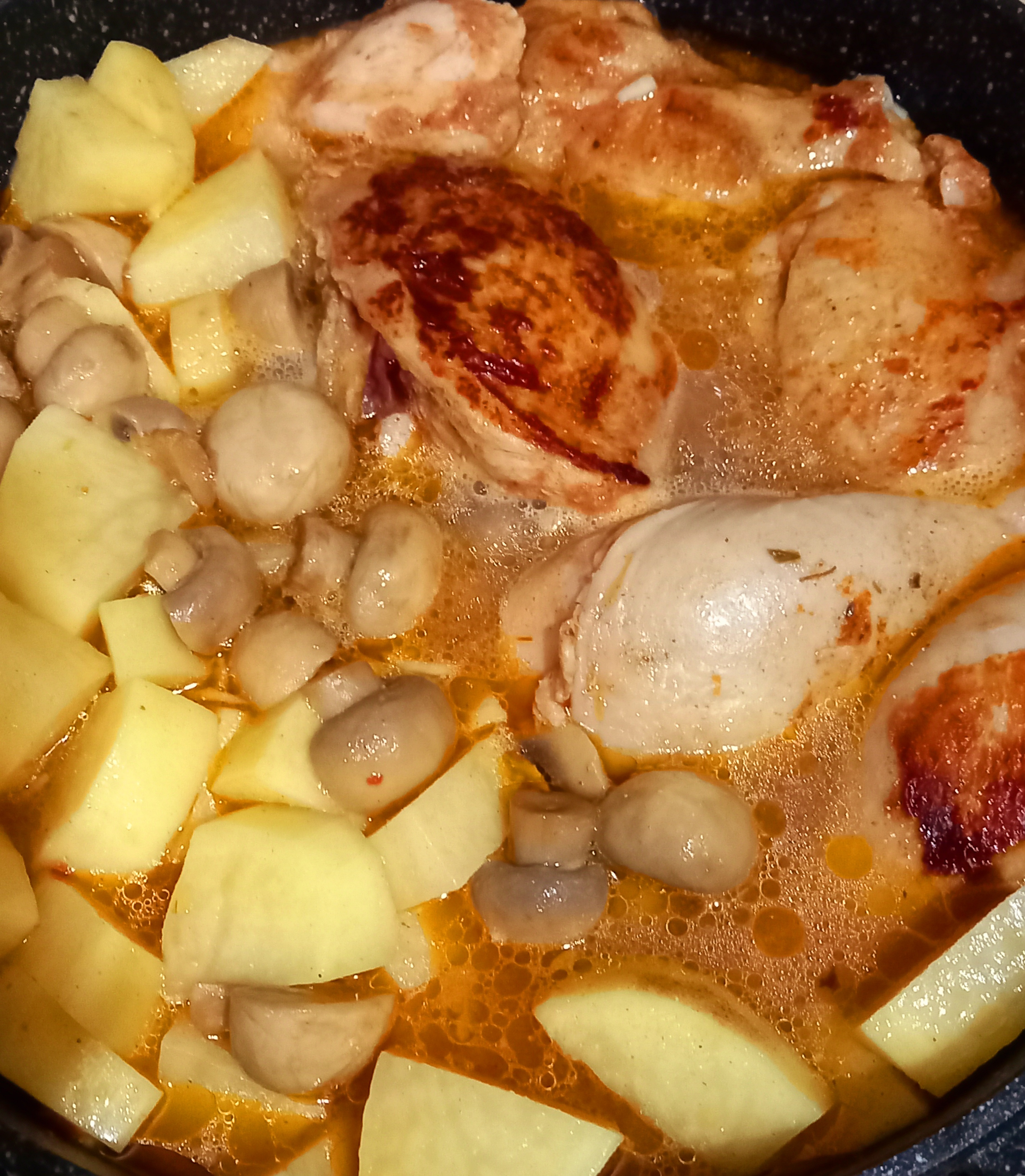 Жаркое из курицы с картошкой и грибами