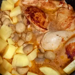 Жаркое из курицы с картошкой и грибами