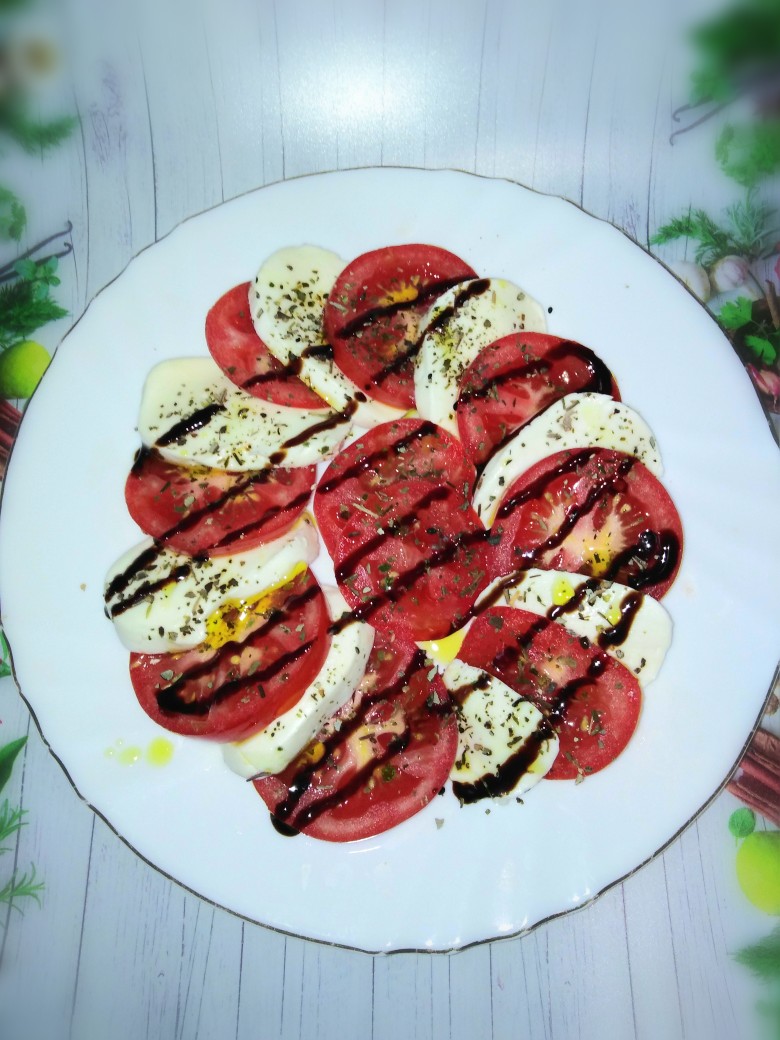 Итальянский салат с моцареллой Капрезе