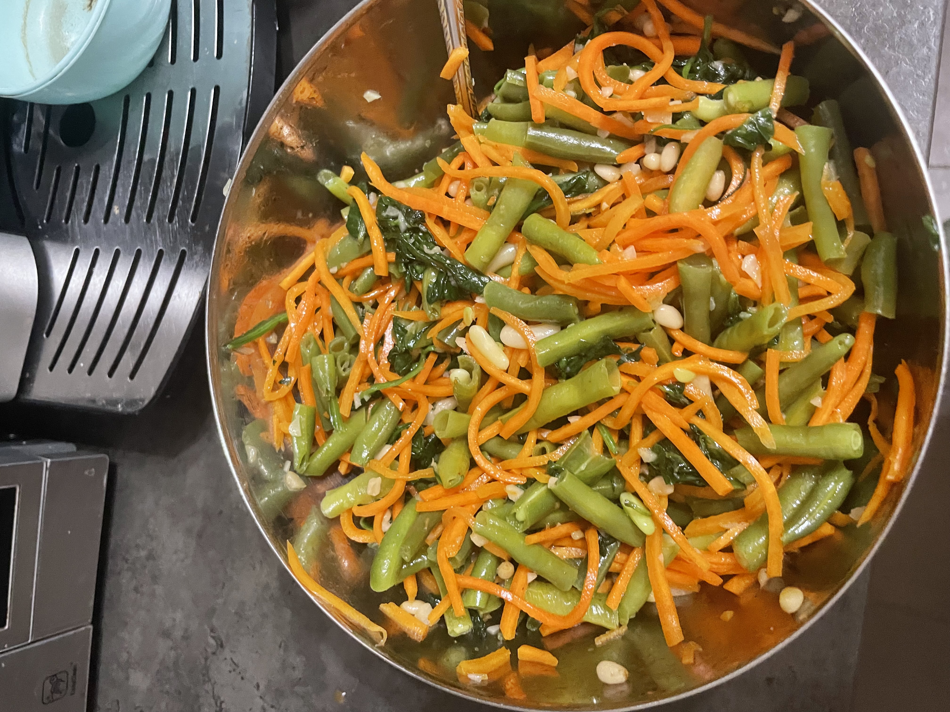 Салат из стручковой фасоли с корейской морковкой 