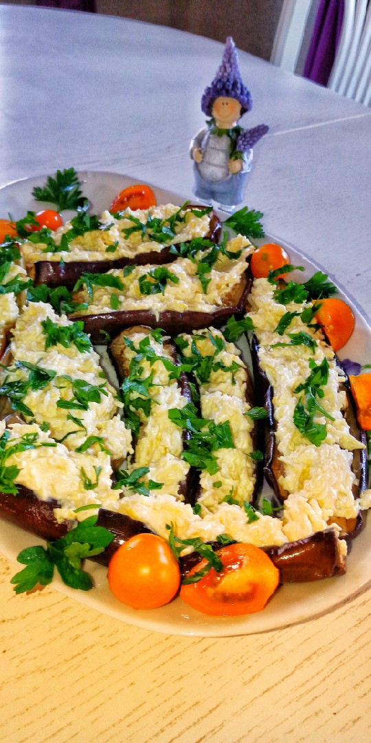 Запеченные баклажаны с яйцом и сыром