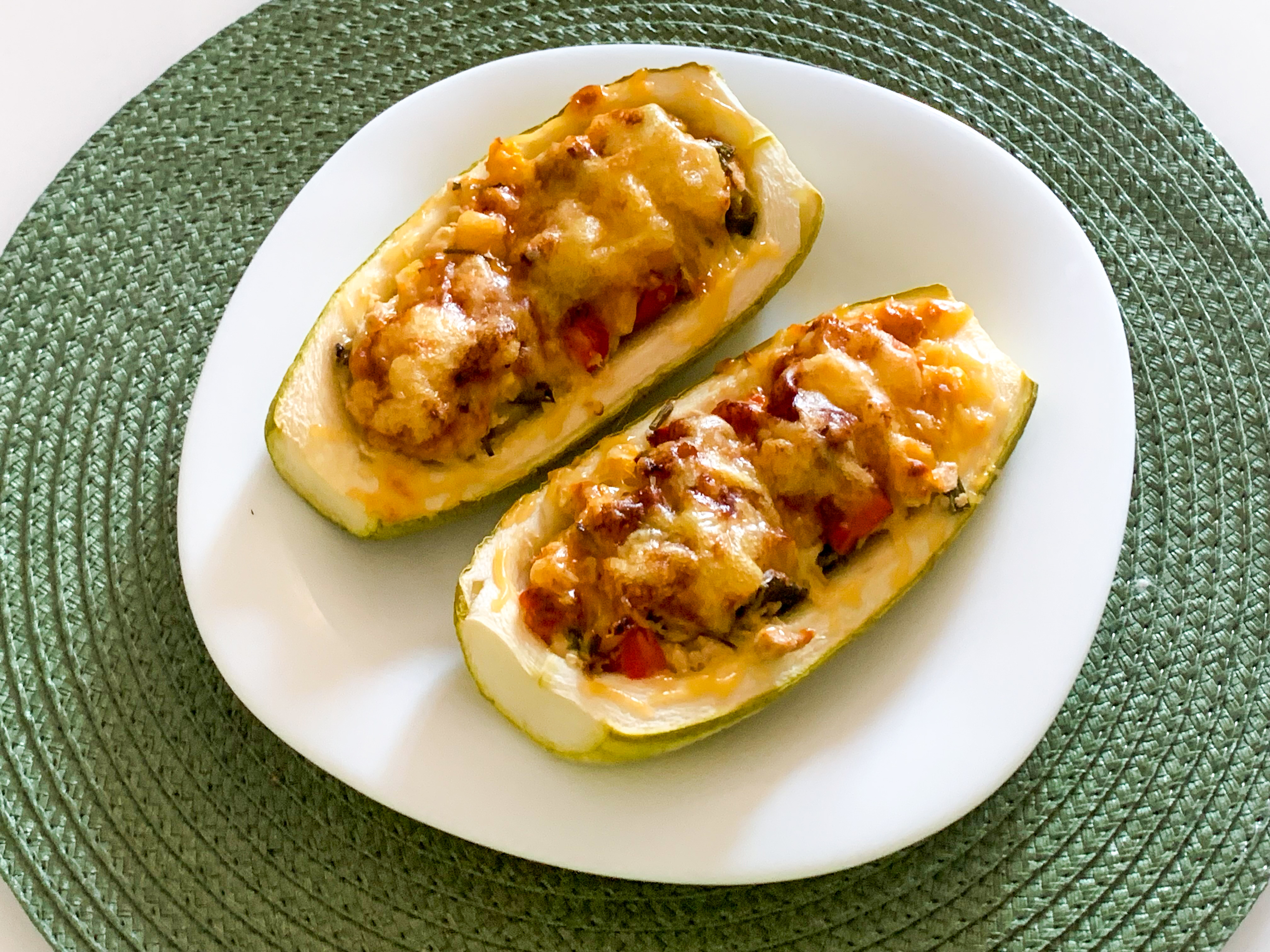Кабачки, фаршированные тунцом и кукурузой 