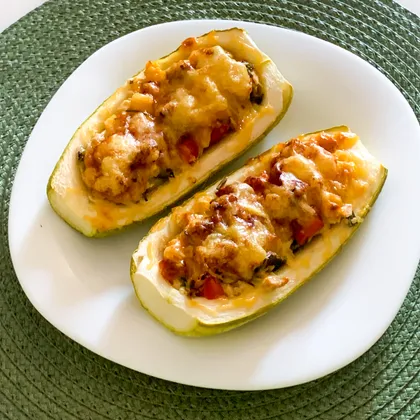 Кабачки, фаршированные тунцом и кукурузой 