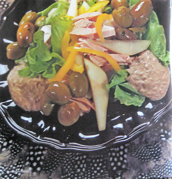 Салат с курицей, картошкой, огурцами, сыром и корейской морковкой