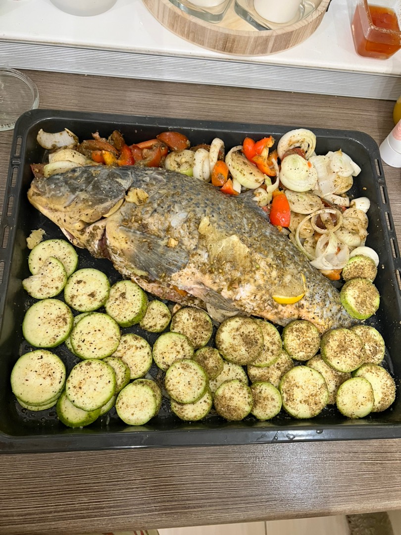 Карп, фаршированный гречкой и овощами, в духовке - 14 пошаговых фото в рецепте