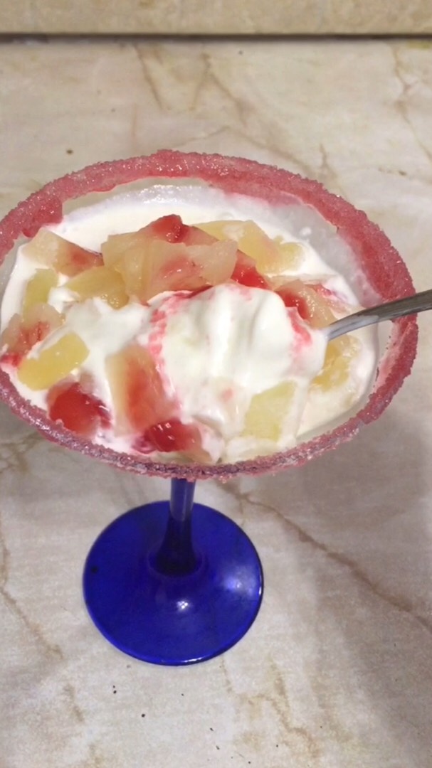 Мороженное с ананасами 🍍, джемом🍓 и ликером🍹