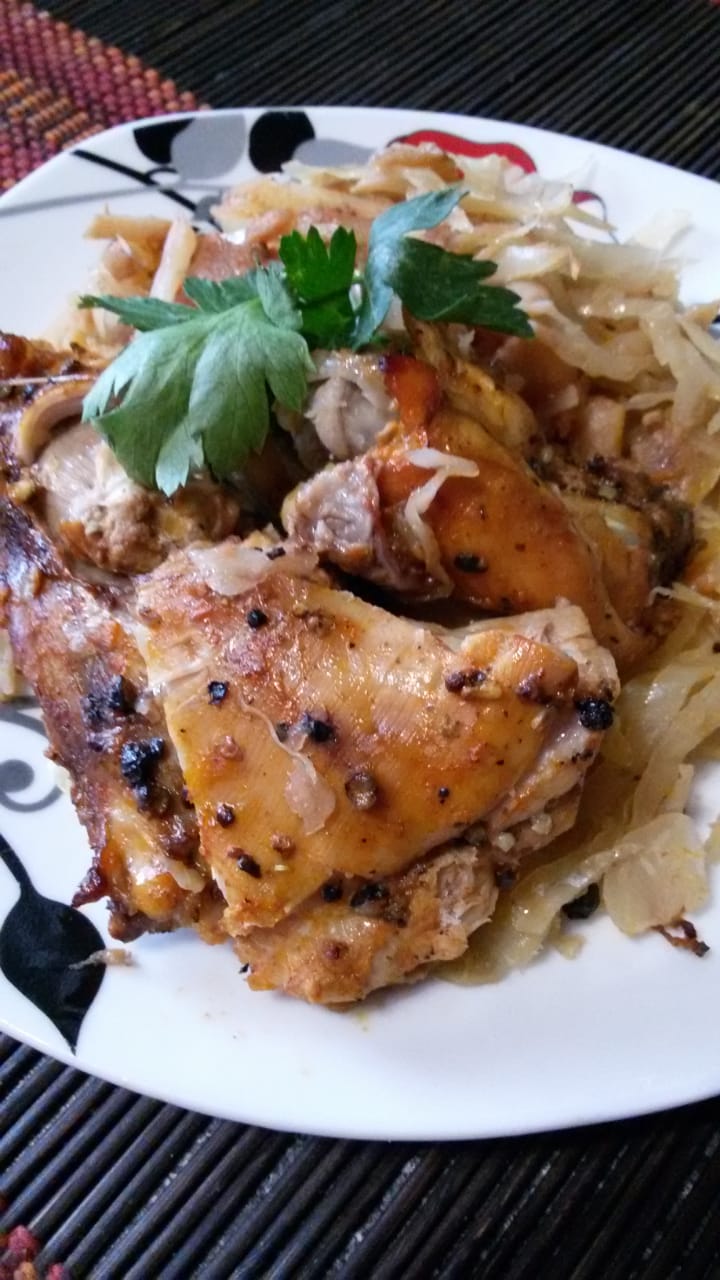 Запеченная курица с капустой и айвой