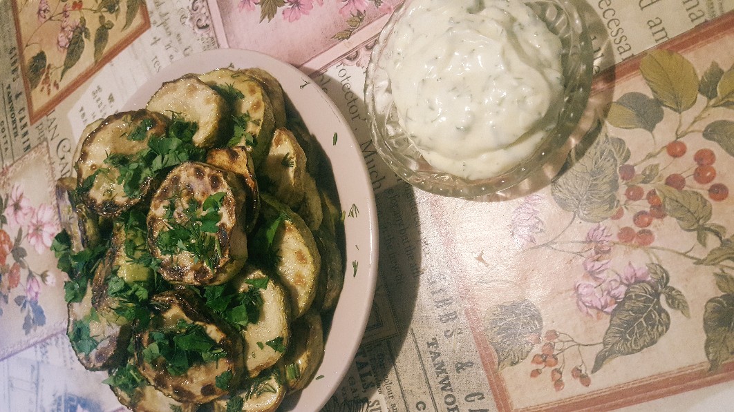Кабачки жареные с соусом