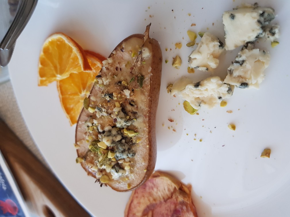 Запечённая груша с сыром с голубой плесенью 🧀