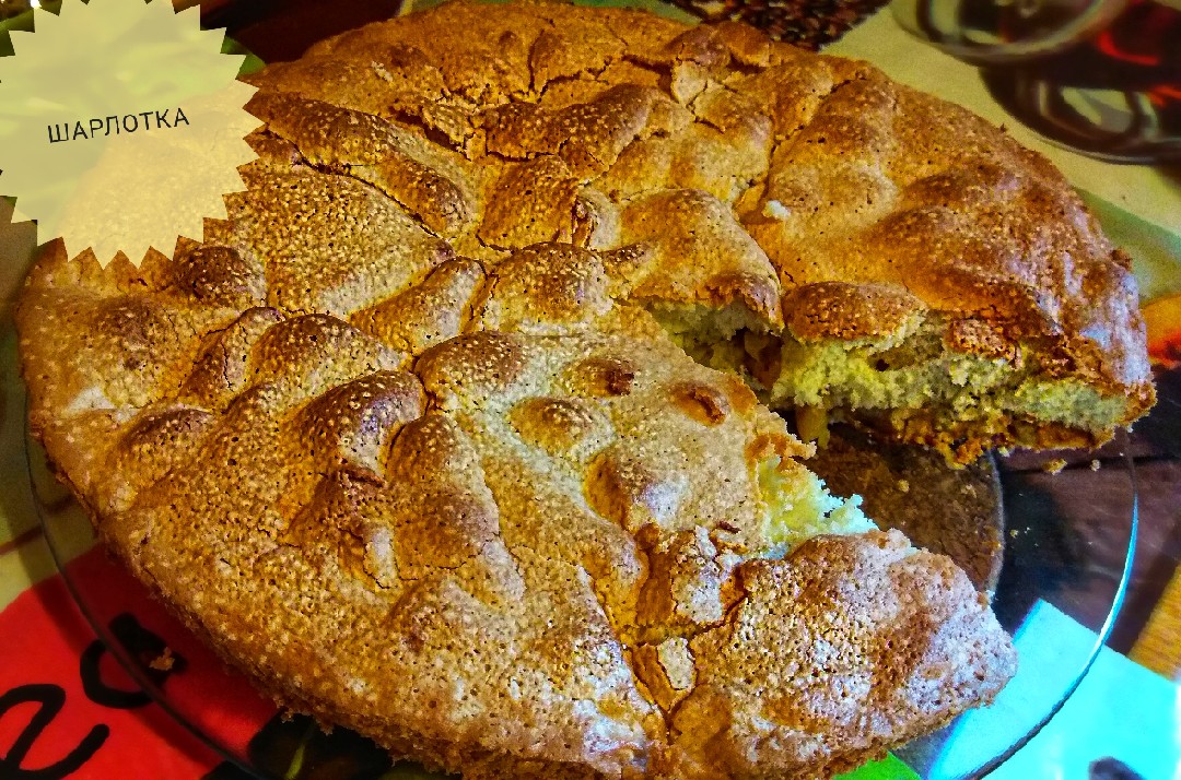 Шарлотка с арахисом и яблоками