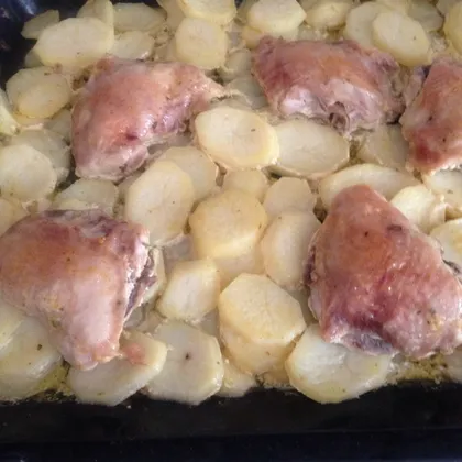 Куриные бёдра с картофелем в духовке