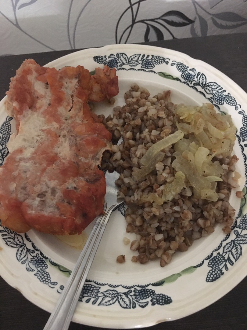 Отбивная свиная с гречкой