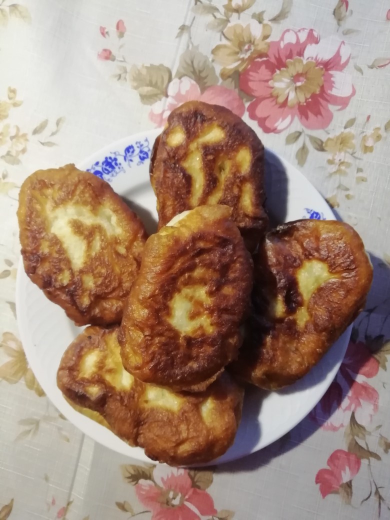 Жареные пирожки с изюмом