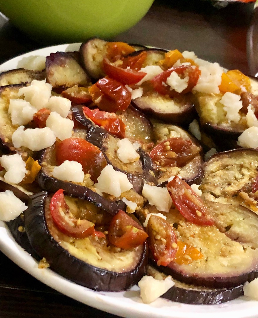 Закуска из баклажанов под соусом из томатов, с козьим сыром