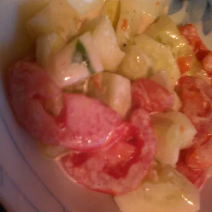 Быстрый салат из помидор, мелких кабачков, огурцов и чеснока