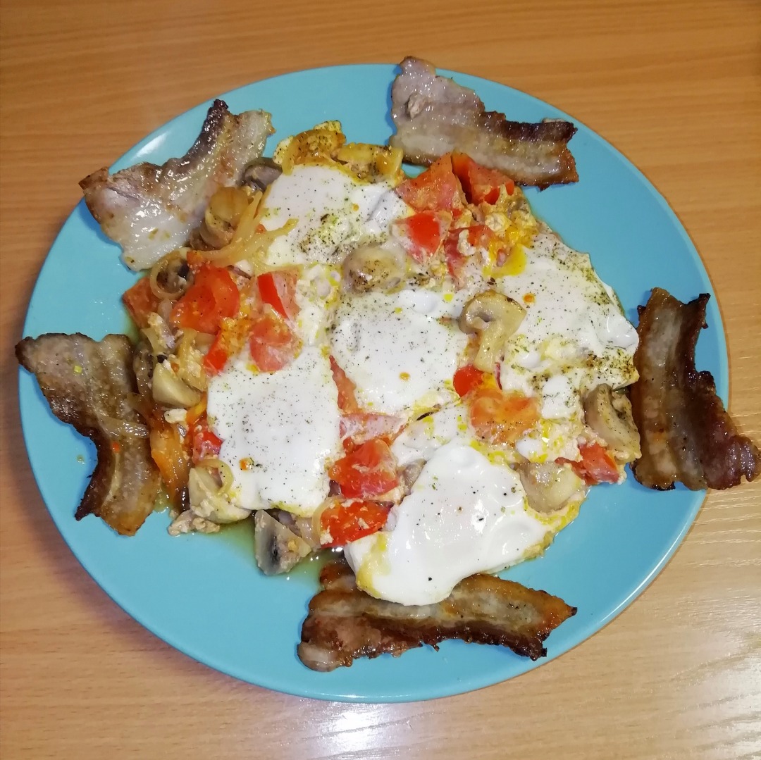 Шакшука с беконом и грибами🍳🍅🌶️🍄🥩🥚