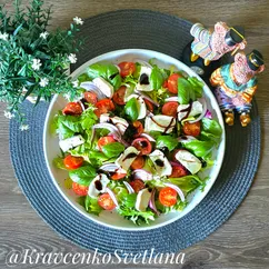 Овощной салат с козьим сыром 