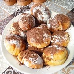 Домашние булочки с сахарной пудрой и шоколадной крошкой