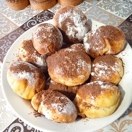 Домашние булочки с сахарной пудрой и шоколадной крошкой