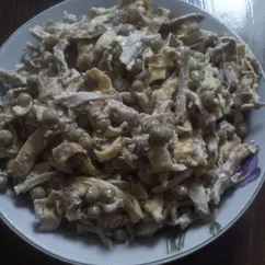 Салат с яичными блинами, мясом, горошком