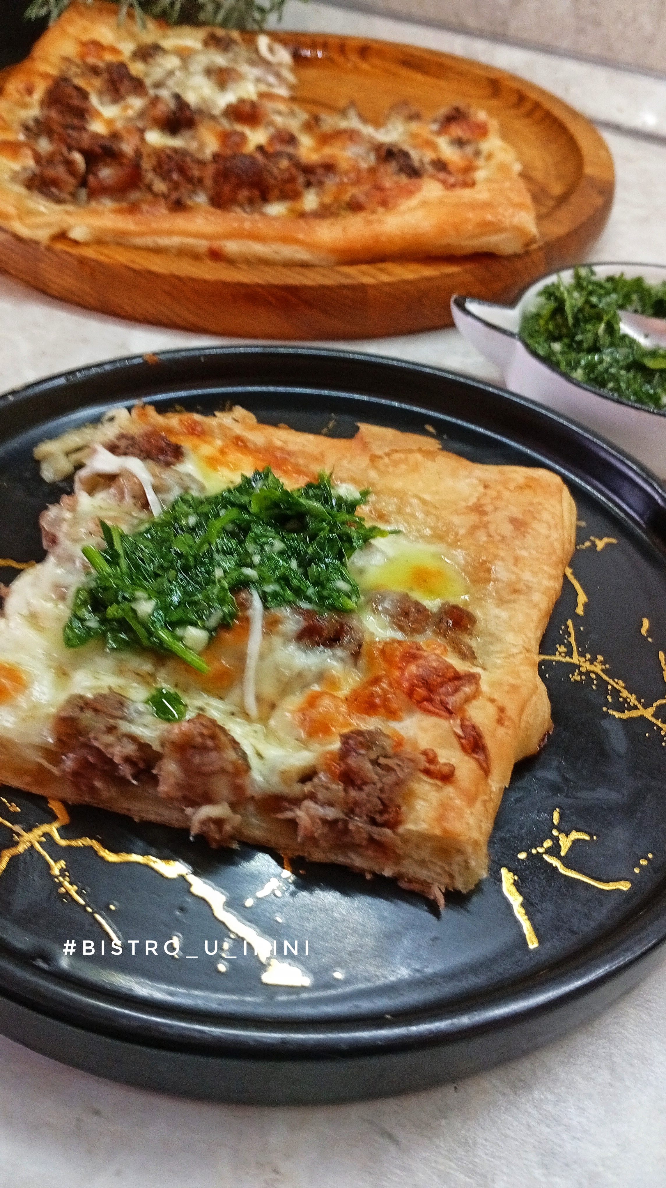 Греческий открытый мясной пирог с сулугуни