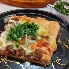 Греческий открытый мясной пирог с сулугуни