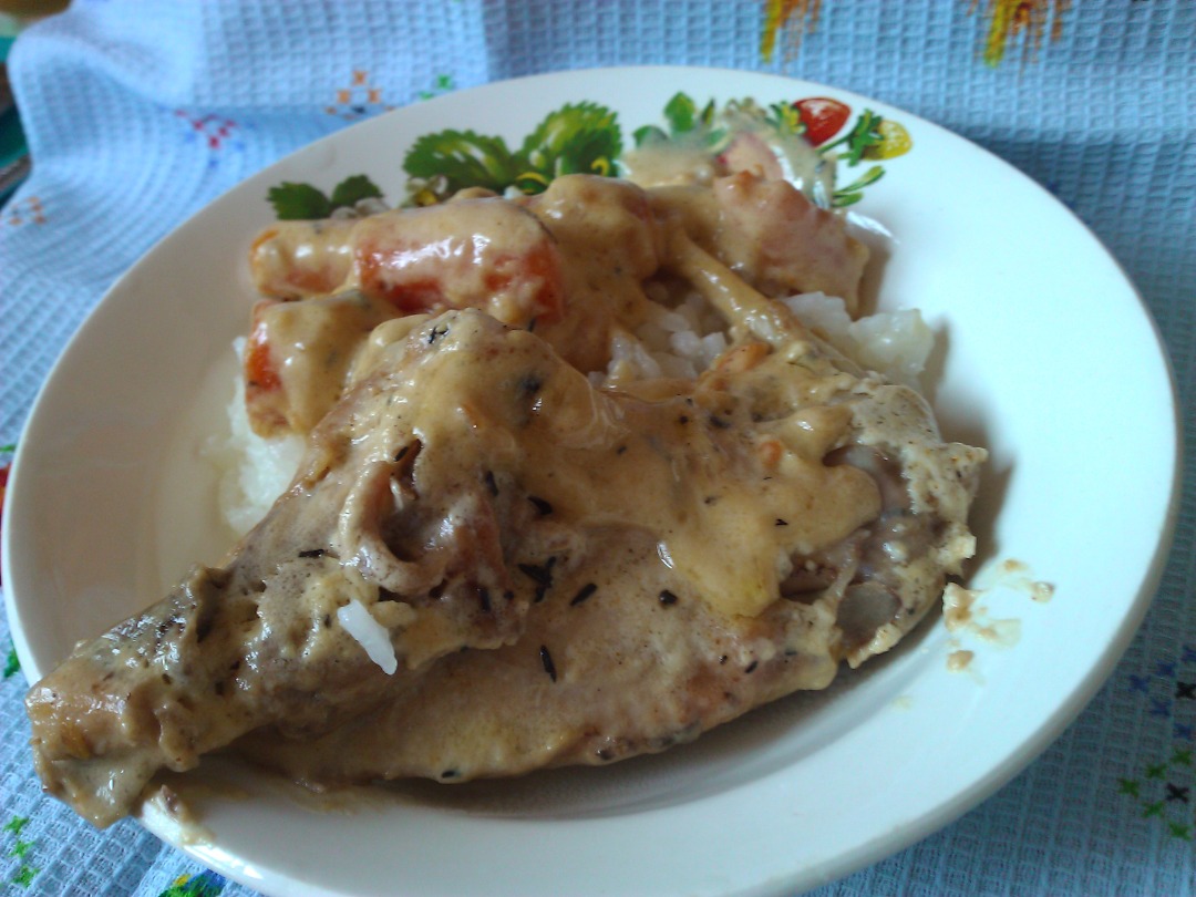 Кролик  в сметане с розмариновой морковкой