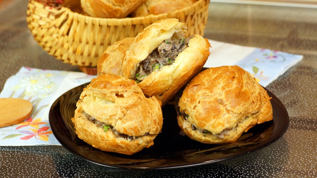 Профитроли с мясом и грибами в сливочном соусе