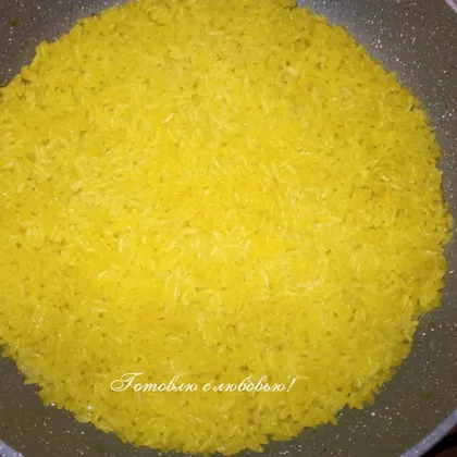 Гарнир из риса на сковороде